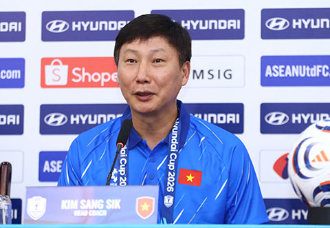 HLV Kim Sang Sik hy vọng Đình Bắc có thể ghi bàn trong trận lượt về với Thái Lan. Ảnh: Đức Cường