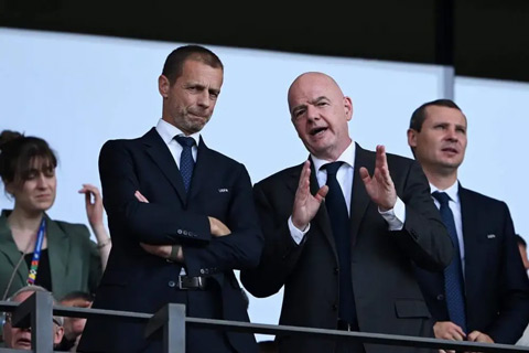 Ông Ceferin (trái) tuyên bố không tranh cử chức chủ tịch FIFA