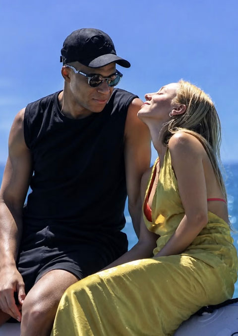 Mbappe và Ester Exposito đang đi lại với nhau