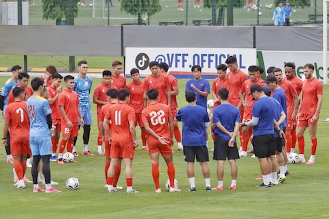 Các tuyển thủ Việt Nam họp nhanh trước buổi tập. Ảnh: Đức Cường