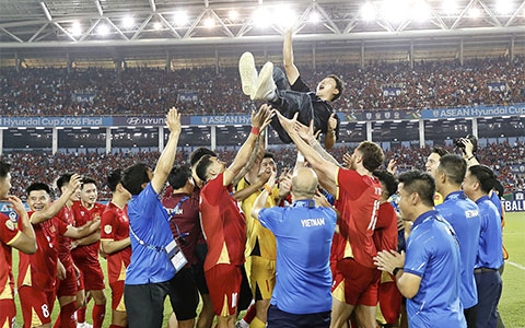 HLV Kim Sang Sik đi vào lịch sử bóng đá Việt Nam khi giúp ĐT Việt Nam 2 lần liên tiếp giành chức vô địch AFF Cup - Ảnh: Đức Cường 