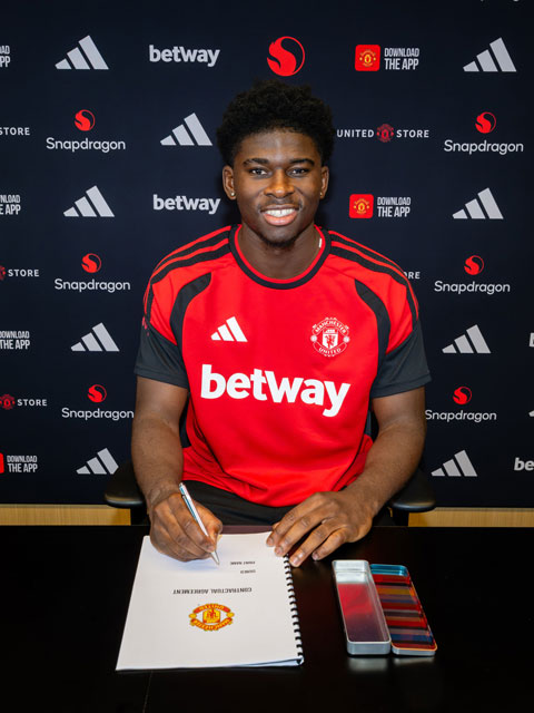 Baleba chính thức ký hợp đồng có thời hạn 5 năm với MU - Ảnh: @ManUtd