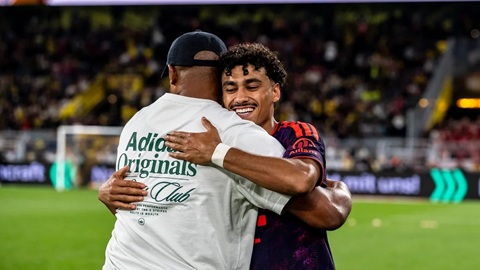 Brown đã ghi điểm với Kompany ở vị trí hộ công