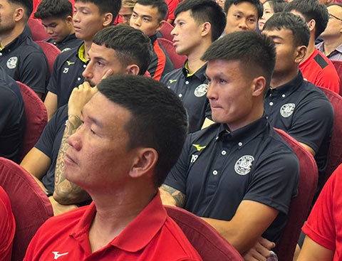 Quang Hải và các đồng đội tại buổi gặp chủ tịch FIFA. Ảnh: Minh Tuấn