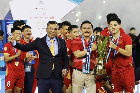 Lãnh đạo VFF chia vui cùng cầu thủ sau khi Việt Nam giành chức vô địch AFF Cup - Ảnh: Đức Cường 