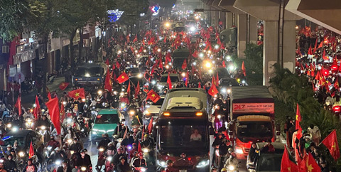 Hàng triệu người Việt Nam đã đổ ra đường ăn mừng sau chức vô địch AFF Cup. Ngày hội bóng đá đã trở thành ngày hội của non sông trên khắp dải đất hình chữ S.