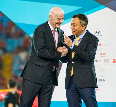 Chủ tịch FIFA - Gianni Infantino và Chủ tịch LĐBĐ Việt Nam - Trần Quốc Tuấn (phải)