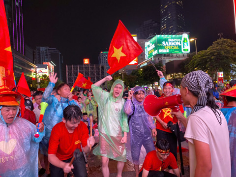 Hàng triệu CĐV Việt Nam đã đổ ra đường ăn mừng chiến thắng