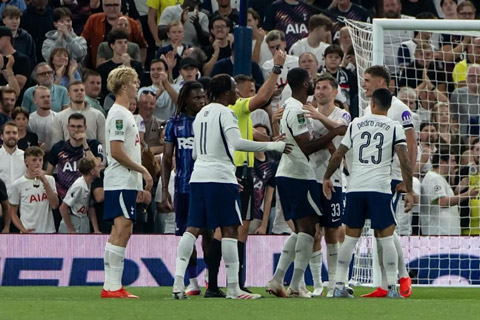 Tottenham đã đè bẹp Charlton