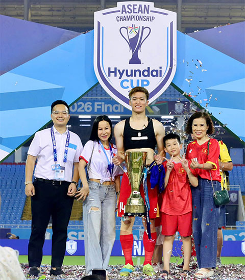 Hoàng Đức cùng gia đình ăn mừng chức vô địch AFF Cup thứ 2 liên tiếp trong sự nghiệp 
