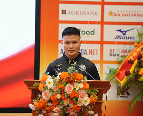 Tiền vệ Nguyễn Quang Hải thay mặt toàn đội phát biểu