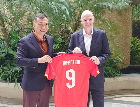 Chủ tịch LĐBĐVN Trần Quốc Tuấn trao tặng Chủ tịch FIFA chiếc áo số 9 của Đội tuyển Việt Nam gắn tên Infantino
