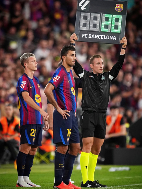 Rodri vào sân trong hiệp 2 - Ảnh: leomessigoatsfc