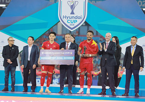 Đình Bắc và Xuân Son cùng nhận danh hiệu vua phá lưới AFF Cup 2026. Ảnh: Đức Cường
