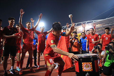 Theo Hai Long, những cầu thủ như Quang Hải, Đình Bắc hay Xuân Son đều là những ngôi sao và họ biết cách vượt qua áp lực từ người hâm mộ. Ảnh: Đức Cường