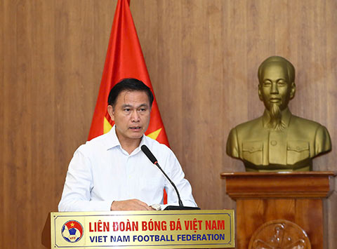 Phó Chủ tịch VFF Trần Anh Tú phát biểu khai mạc khóa tập huấn
