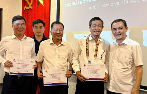 Các giám sát nhận giấy chứng nhận hoàn thành khóa học 