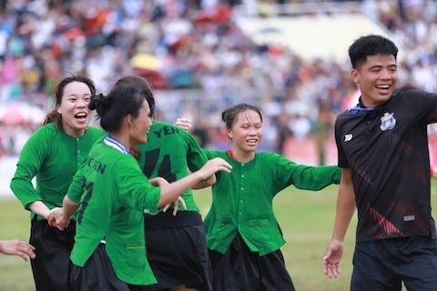 Niềm vui của các cô gái Lục Yên khi giành chức vô địch của giải. Ảnh: VTV 