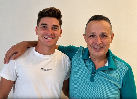 Julian Alvarez và người đại diện Fernando Hidalgo. Ảnh: X