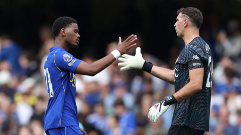 Thủ thành Martinez (phải) đã phải 3 lần vào lưới nhặt bóng trong trận ra mắt Chelsea