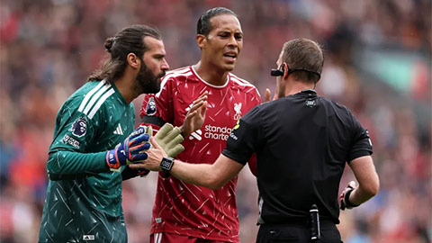 Các cầu thủ Liverpool phàn nàn về quyết định của trọng tài