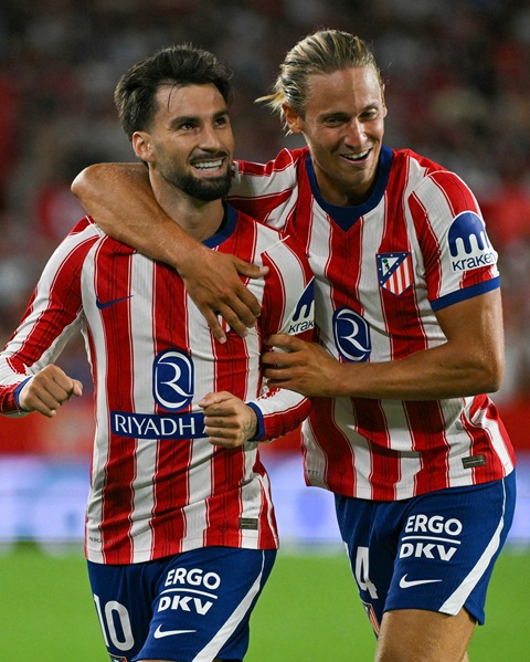 Alex Baena (trái) bất ngờ chơi tốt ở vị trí tiền đạo ảo của Atletico Madrid