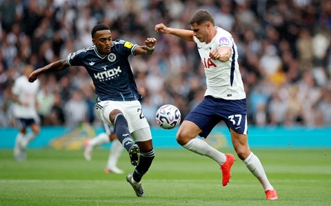 Joe Willock đã thi đấu tốt ở vị trí số 10 trong trận đấu với Spurs.