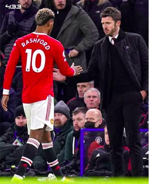Michael Carrick tung Marcus Rashford vào sân đầu hiệp 2 khi MU bị Hull dẫn 2 bàn