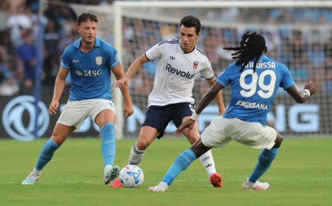Napoli (áo xanh) còn rất nhiều việc phải làm sau trận thua Como