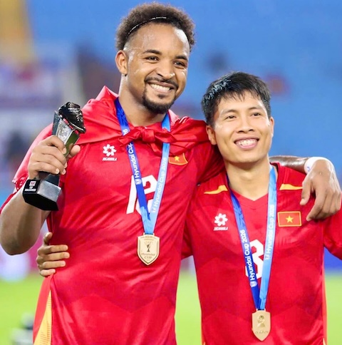 Xuân Son và Văn Vĩ trong niềm vui vô địch AFF Cup 2026. Ảnh: Đức Cường 