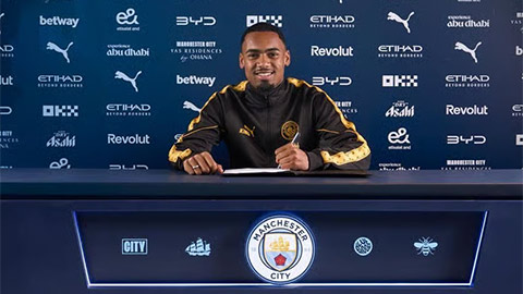 Allan chính thức ký hợp đồng với Man City