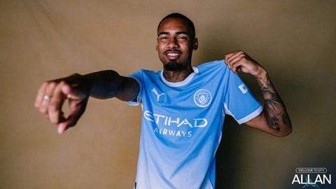 Allan rạng rỡ trong màu áo Man City
