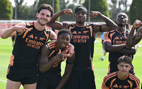 (Từ trái qua phải) Rice, Miles Lewis-Skelly, Madueke, Eze và tiền vệ trẻ Theo Julienne đều đến từ London