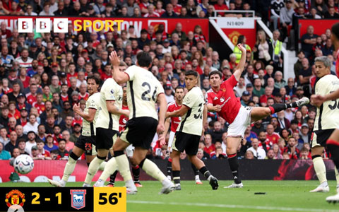 Cú dứt điểm của Maguire chạm chân Greaves và được tính là bàn phản lưới của cầu thủ Ipswich - Ảnh: BBC