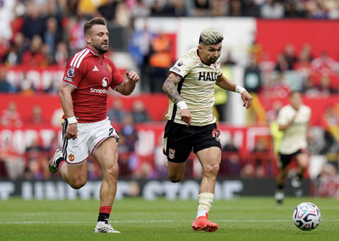 Shaw tỏ ra hụt hơi trong suốt trận đấu - Ảnh: @MUnitedEs
