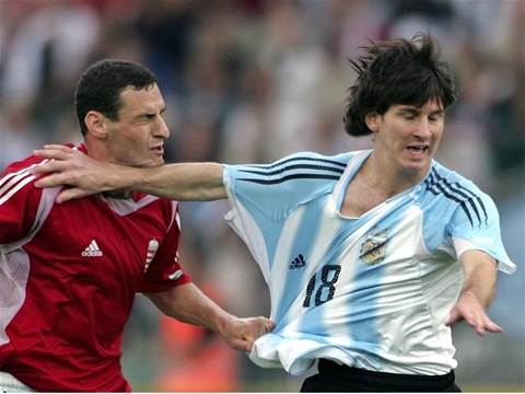 Pha cao tay khiến Messi dính thẻ đỏ ngay trận ra mắt ĐT Argentina