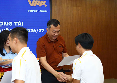 Chủ tịch VFF Trần Quốc Tuấn trao giấy chứng nhận và thẻ làm nhiệm vụ cho các trọng tài