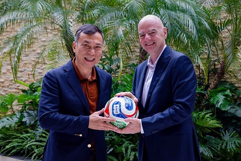 Chủ tịch FIFA Gianni Infantino (phải) và Chủ tịch LĐBĐVN Trần Quốc Tuấn