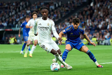 Camavinga (áo trắng) sẽ không rời Real Madrid như đồn đoán