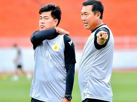 Ông Hứa Hiền Vinh (phải) làm HLV trưởng Quy Nhơn. Ảnh: Quy Nhơn FC 