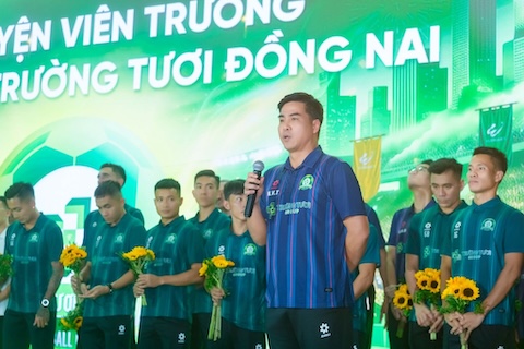 HLV Nguyễn Việt Thắng phát biểu tại lễ xuất quân. Ảnh: ĐNFC