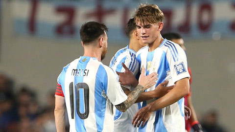 Nico Paz (phải) nhiều khả năng sẽ kế thừa áo số 10 của Messi tại tuyển Argentina
