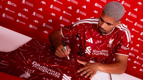 Đã không mua được trung vệ, Barca còn để Araujo đến Liverpool. Ảnh: Liverpool FC
