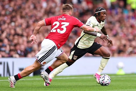 Luke Shaw gặp khó khăn về tốc độ khi đảm đương vị trí hậu vệ trái