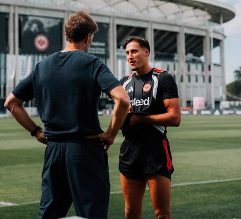 Klopp có cuộc trò chuyện thân mật với Younes Ebnoutalib tại Frankfurt