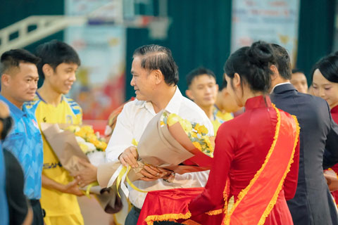  Ông Trần Anh Tú – Phó Chủ tịch LĐBĐ Việt Nam động viên tổ trọng tài và cầu thủ hai đội. Ảnh - Nguyễn Khanh