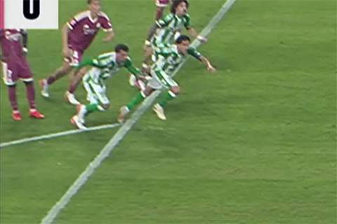 Tình huống VAR xác định Bartra chưa di chuyển vào vòng cấm khi Mbappe đá 11m