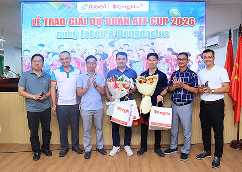 Đại diện Ban Biên tập Tạp chí Bóng đá cùng Kinh Bắc T&T cũng đã trao thưởng cho độc giả Đỗ Hồng Danh và Nguyễn Ánh Sáng