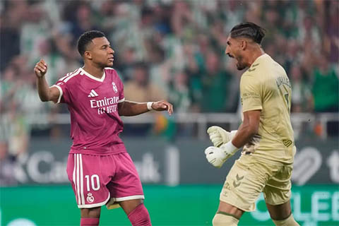 Mbappe chỉ có thể tự trách mình vì đá hỏng cả phạt đền