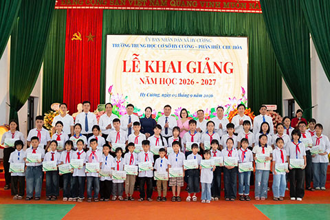 Ông Hồng Quang - Thành viên Hội đồng quản trị, Chủ tịch Công đoàn Vietcombank (hàng cuối, thứ 4 từ trái sang) và ông Đinh Tiến Hải - Giám đốc Quỹ Bảo trợ trẻ em Việt Nam (hàng cuối, thứ 6 từ trái sang) cùng đại diện lãnh đạo Chi nhánh Vietcombank Phú Thọ trao học bổng “Cùng em tiến bước” cho các em học sinh tại Trường THCS Hy Cương - Phân hiệu Chu Hóa (xã Hy Cương, tỉnh Phú Thọ)